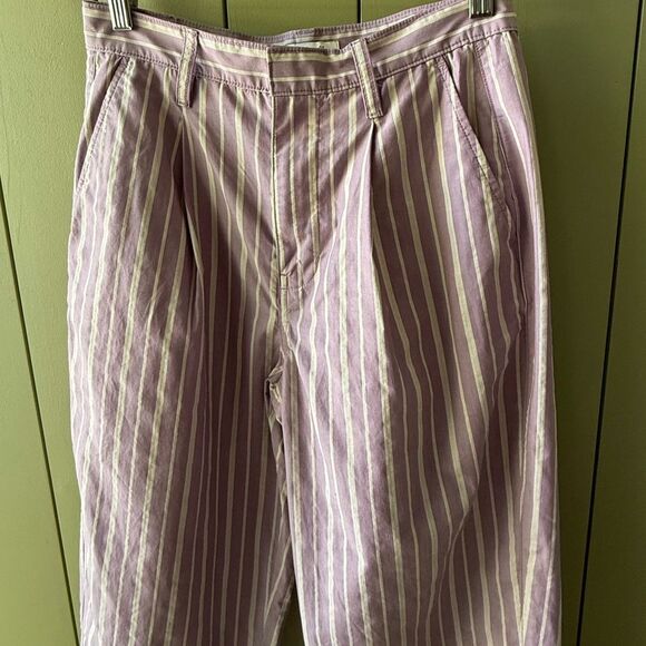 Madewell Pleated Tapered-Leg Pants in Signature Poplin in Antique Purple - Picture 4 of 10